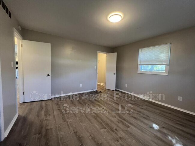 Building Photo - 10005 Merrillville Rd