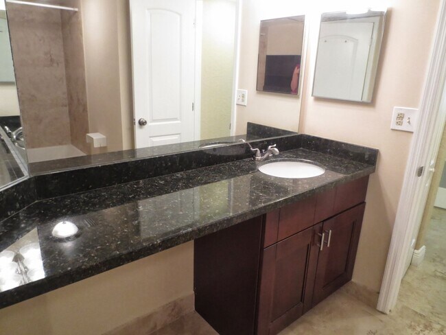 Foto del edificio - 2871 N Oakland Forest Dr