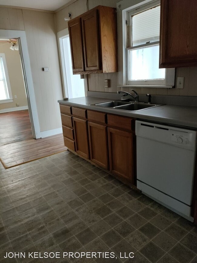 Building Photo - 3 br, 1 bath House - 318 E Huffman