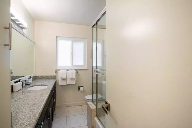 Interior Photo - 570 Boden Way