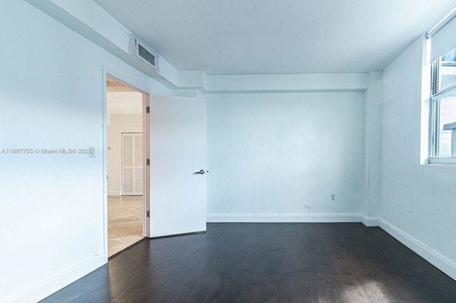 Building Photo - 7501 E Treasure Dr