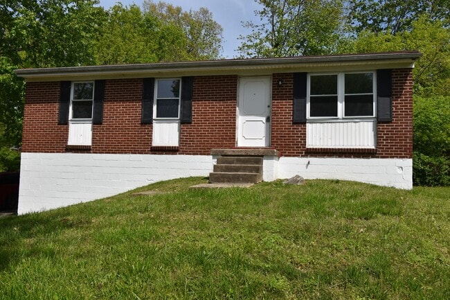 Building Photo - 3 Bedroom 1 Bath Home For Rent Near Heritage Park!