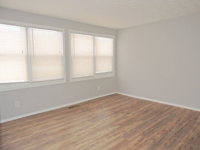 Building Photo - 3 Bed - 1.5 Bath Colonial for Rent!