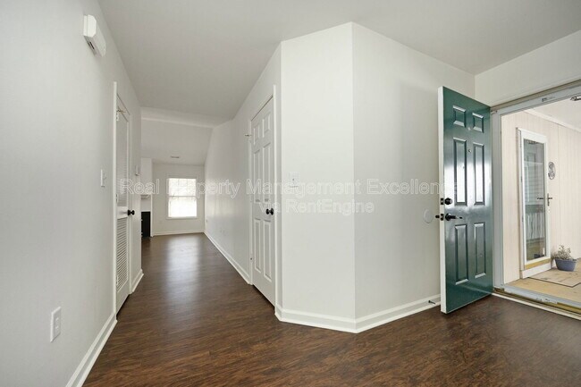 Foto del edificio - 521 Renshaw Ct
