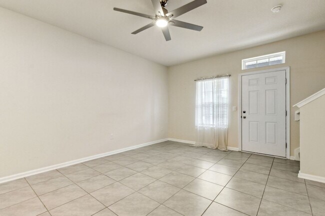Foto del edificio - Nearly New 2BR/2.5BA Townhome – Great Loca...