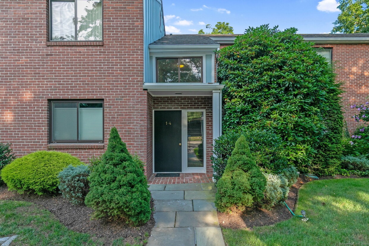Primary Photo - 4 Hills Ln
