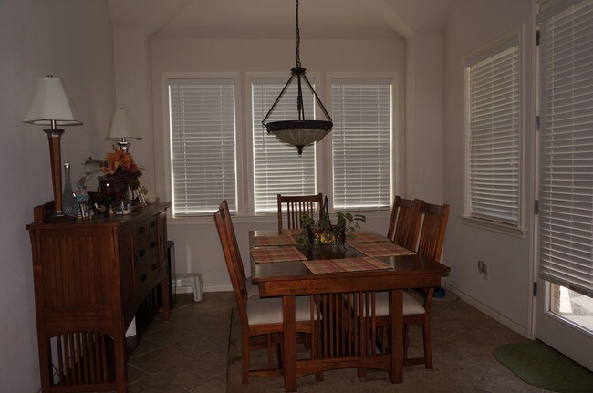 Foto del edificio - 2414 Powderham Ln