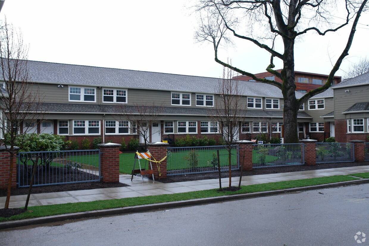 Building Photo - 2555 NW Savier St