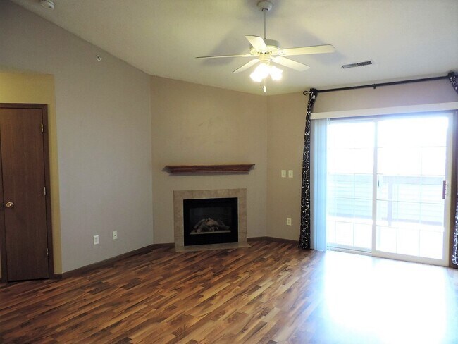 Building Photo - $1,095 | 2 Bedroom, 1 Bathroom Condo | Cat...