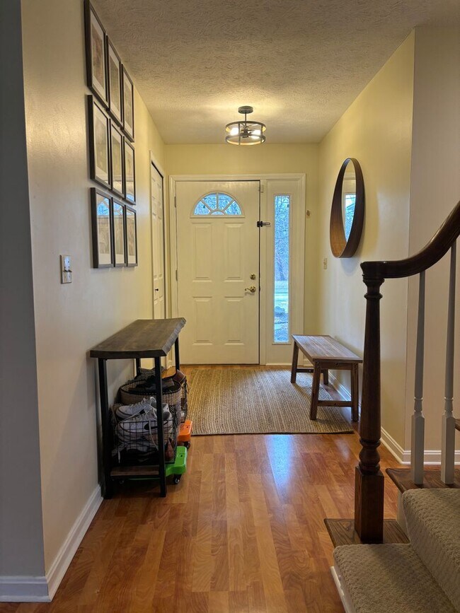 Building Photo - Stunning 5 bedroom 5 Full Bath Home in Solon