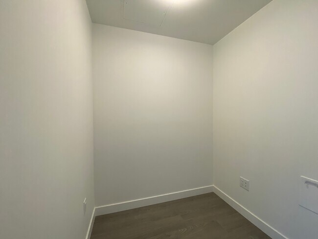 Building Photo - 555 Sydney Av
