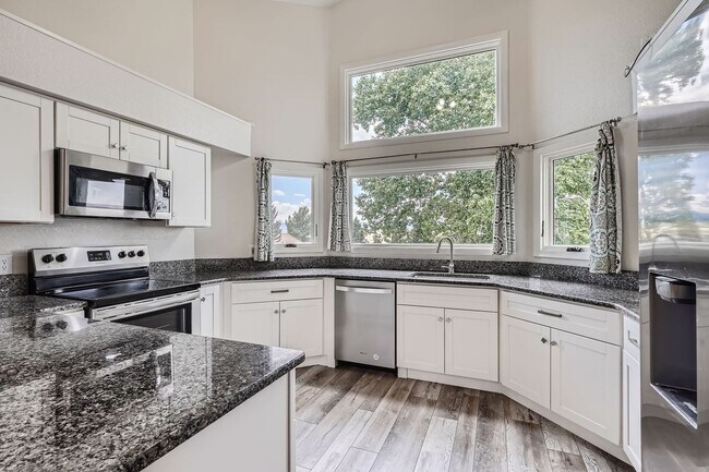 Foto del edificio - 5 bed 3.5 bath Plum Creek home