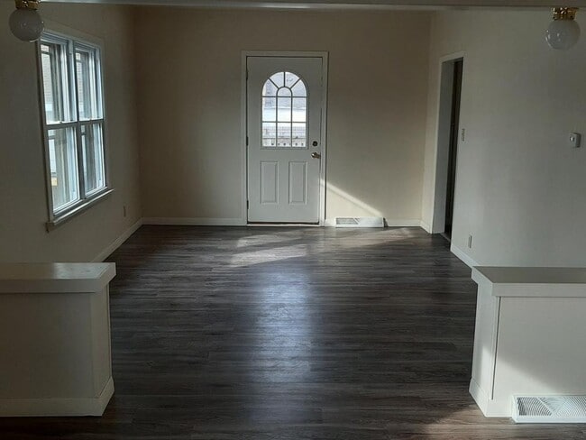 Building Photo - 254 River Ln