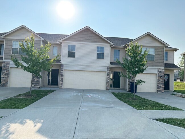 Foto del edificio - 3 Bed 2 Car Townhome in Grain Valley
