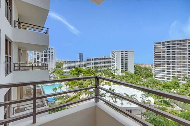 Foto del edificio - 2500 Parkview Dr