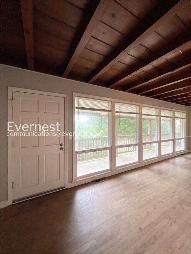 Building Photo - 405 Cedarvalley Dr
