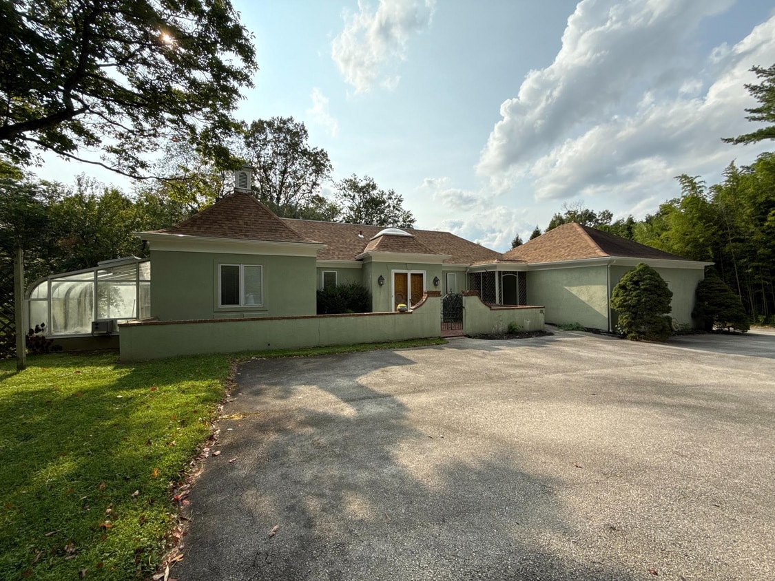 Foto principal - 1225 Rock Creek Rd