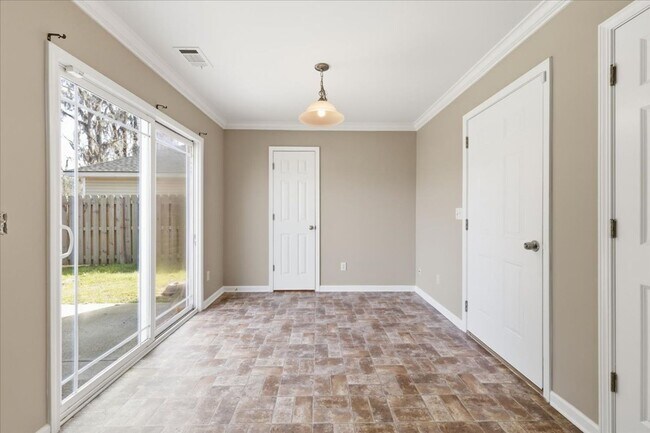 Building Photo - Beautiful 3BR Home in Lakeshore – Private Yard – Prime Port Wentworth Location