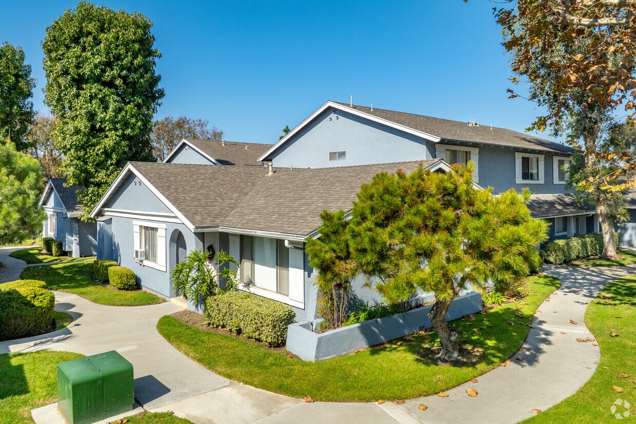 Lakewood Village - 21418 Bloomfield Ave Lakewood, CA 90715