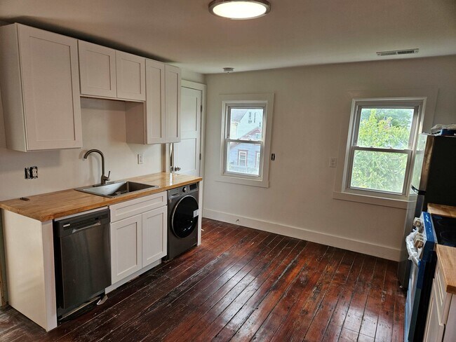 Building Photo - 323 Williams St
