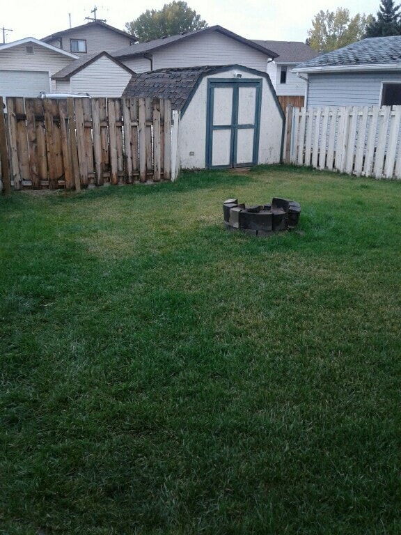 Building Photo - 3 Bed 1 Bath Unit in Sylvan Lake, AB