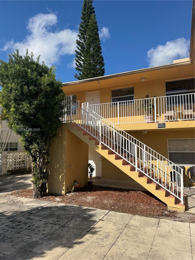 Building Photo - 1427 NE 56th St