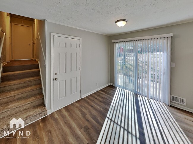 Building Photo - 1573 Lamont Ave