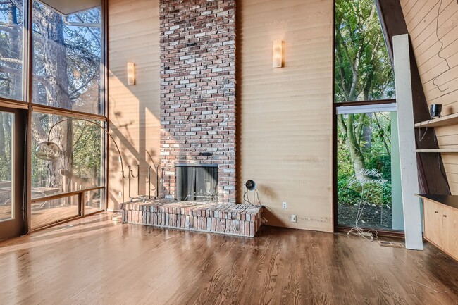Building Photo - Stunning and Unique can't miss Kirkland Ho...