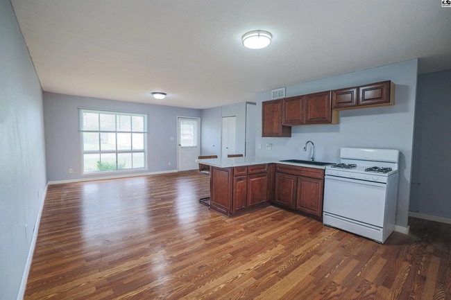 Building Photo - Charming 3-Bedroom Cottage in Prime Location