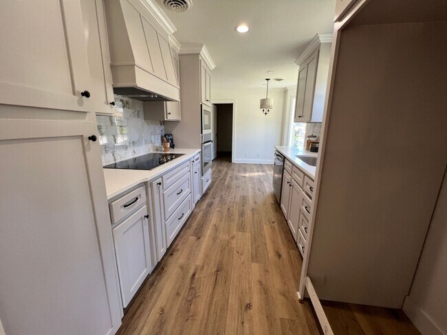 Foto del edificio - STUNNING REMODEL IN SPRING LAKE ESTATES