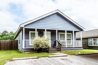Building Photo - 147 Varsity Dr