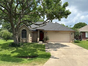 Building Photo - 243 Fantasy Ln