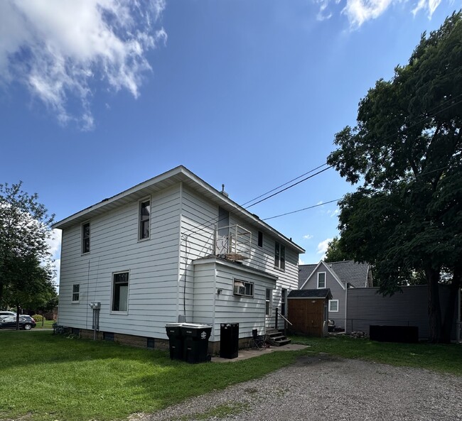 Building Photo - Great 3 Bed 2 Bath close to UWEC! Availabl...