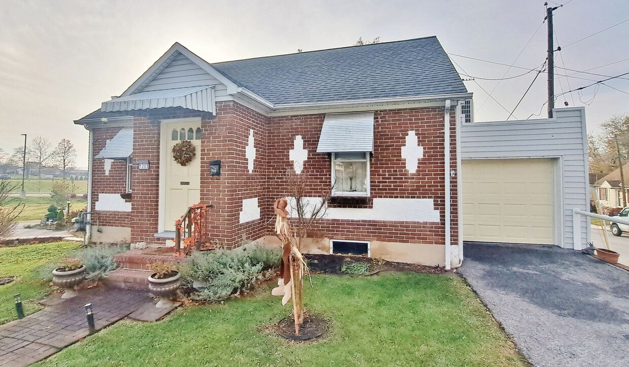 Primary Photo - 1 Bed / 1 Bath Apartment