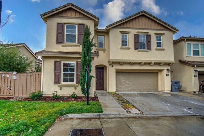 Foto del edificio - Large 4 bdrm 3 bthm home + Great entertain...