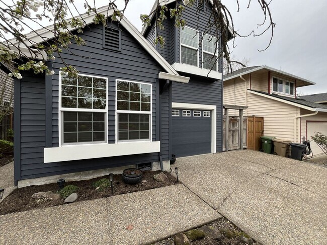 Foto del edificio - Stunning Lake Oswego Home with Outdoor Retreat, Vaulted Ceilings & Walk-In Closet