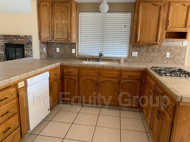 Building Photo - 242 S Cottonwood Ct