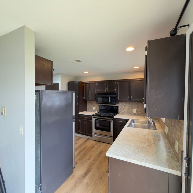 Foto del edificio - 2 Bedroom Upper Duplex in Breton Village!