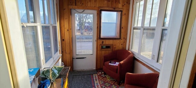 Building Photo - Charming 2 bedroom, 1 bathroom upper-level duplex in Saint Paul