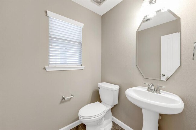 Foto del edificio - 16121 Sweetwater Fields Ln