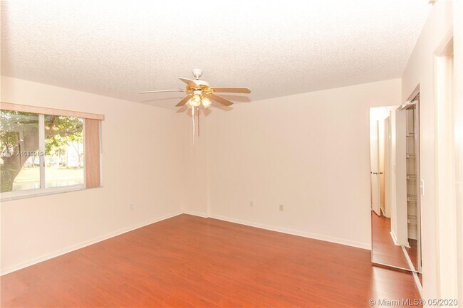 Foto del edificio - 9525 Weldon Cir