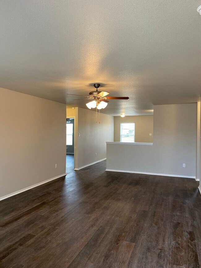 Foto del edificio - Pre-Leasing Now! Secure This Charming 4-Bedroom, 2-Bath Home in Bridlewood