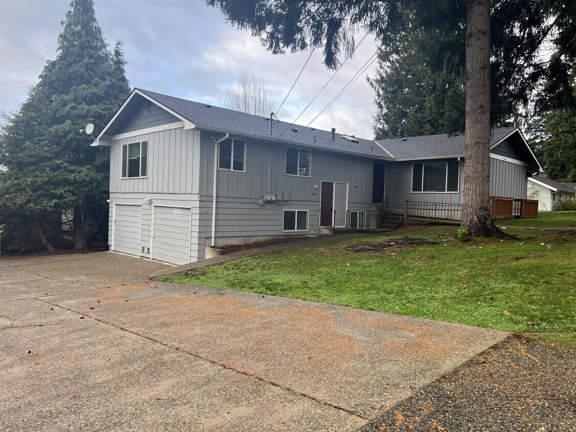 Primary Photo - 1053 McCormick St SE