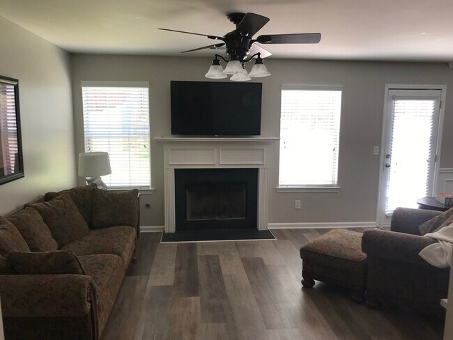 Foto del edificio - 327 Hidden Creek Ln