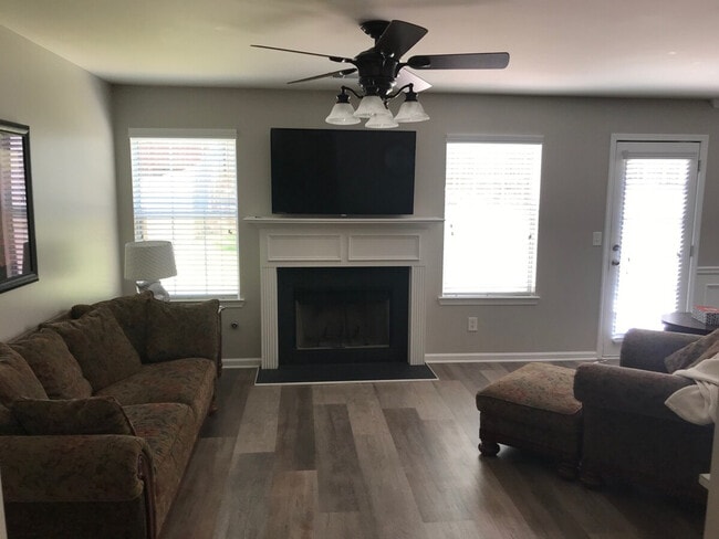 Building Photo - 327 Hidden Creek Ln