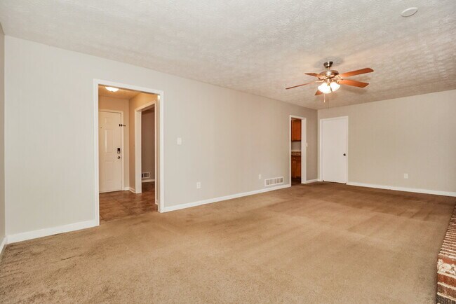 Building Photo - 6370 Woodlawn Ave