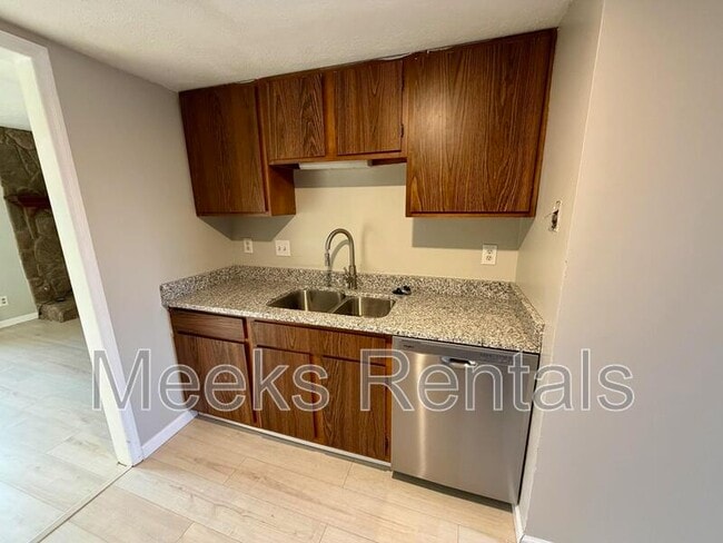 Building Photo - 205 Fairway Gardens Dr