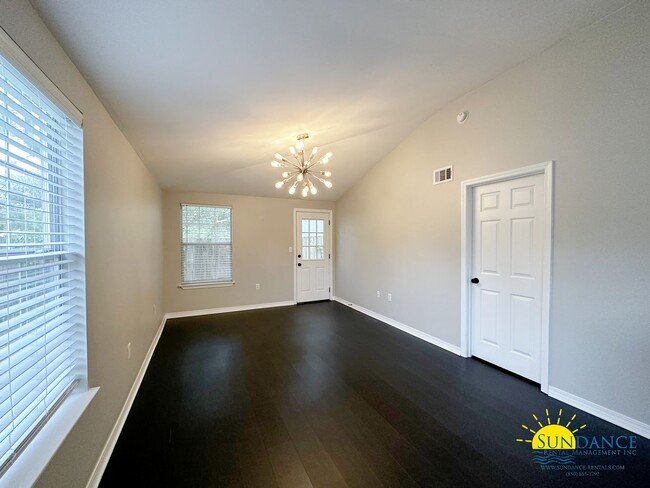 Building Photo - Beautiful 3 Bedroom Townhouse in FWB!