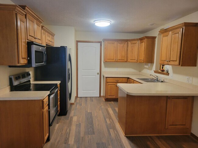 Foto del edificio - Strafford 3 Bedroom 2 Bath Beauty!  $1395