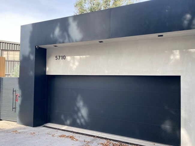 Building Photo - 5710 Hill Oak Dr